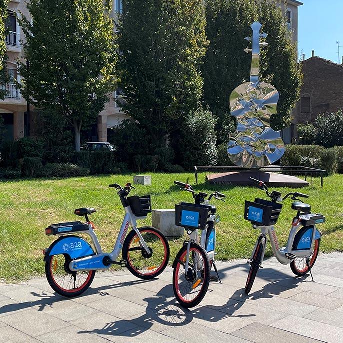 Al lavoro in bici elettrica: a Cremona arriva il bike-sharing di A2A (violino)
